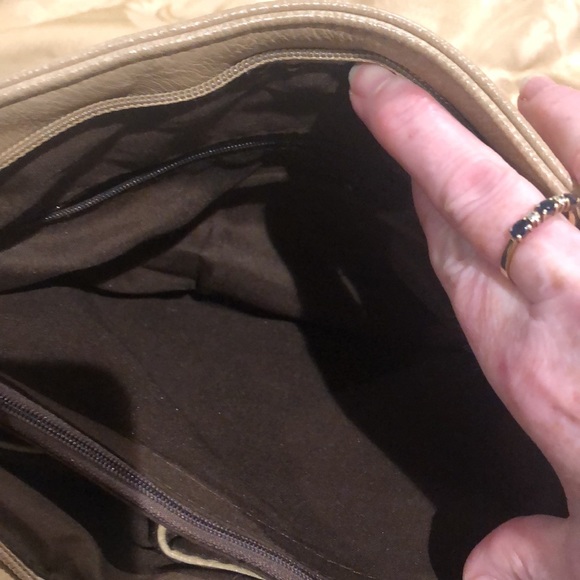 Tan purse with many pockets/compartments - Picture 10 of 16